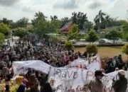 Pedagang STC Demo Di Depan Kantor DPRD Kota Pekanbaru.