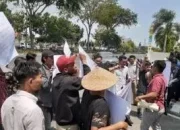 Aliansi Mahasiswa Peduli Rokan Hulu Melakukan aksi demo di Depan kejati Riau