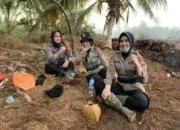 3 Srikandi Cantik Polres Inhil Ikut Padamkan Karhutla