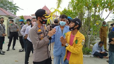 Demo Tolak UU Omnibus Law Di Inhil Berlangsung Damai, Demonstran Berswafoto Dengan Kapolres Inhil