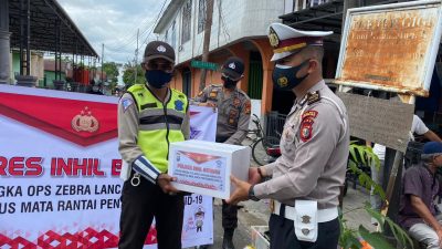Sat Lantas Polres Inhil Memberikan Edukasi Tentang Keselamatan Berlalu Lintas Kepada Masyarakat