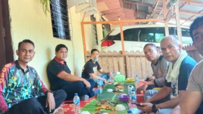 Kapolres Inhil Ngeliwet dan Makan Bersama Warga Aspol, Usai Bergotong Royong,