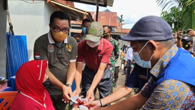 Selesai Dibedah, Kapolres Inhil dan Dandim Serahkan 3 Kunci Rumah Kepada Korban Kebakaran