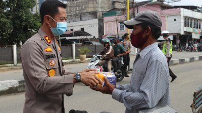 Bagikan Nasi Bungkus Kepada Tukang Becak,Kapolres Inhil : Senang Bisa Melihat Mereka Tersenyum