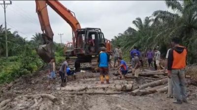 Musim Hujan Jalan Muara Dua Bengkalis Rusak, PT GTW Bantu Alat Berat Lakukan Perbaikan