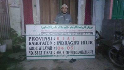 Ketua DPW FPI Inhil Menurunkan Sendiri Plang Dan Atributnya