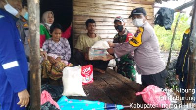 Sambangi Warga Kurang Mampu, Kapolres Inhil Berikan Bantuan Susu dan Sembako