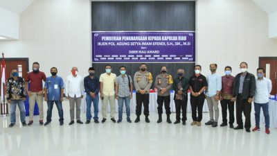 Kapolda Riau Menerima Penghargaan Dari Siber Riau Award
