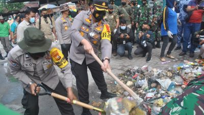 Kapolresta Pekanbaru Ikut Terjun Angkut Tumpukan Sampah di Pasar Kodim