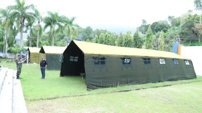 Prajurit TNI Dirikan Tenda Pengungsian dan Pelayanan Kesehatan Untuk Korban Gempa Di Mamuju