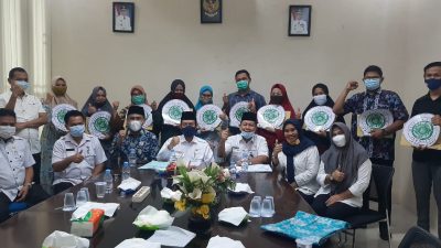 Wabup H Zardewan, Secara Simbolis Serahkan Sertifikat Halal Ke UMKM Pelalawan