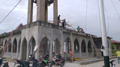 Tak Tanggung-tanggung Semangat Warga Gotong Royong Pembongkaran dan Pemasangan Kubah Baru Musholla Al Kiram Desa Senggoro