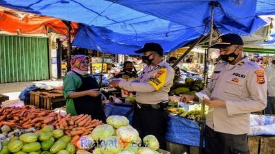 Polsek Senapelan Menghimbau Pada Masyarakat Agar Selalu Mematuhi Prokes dan Membagikan Masker Gratis