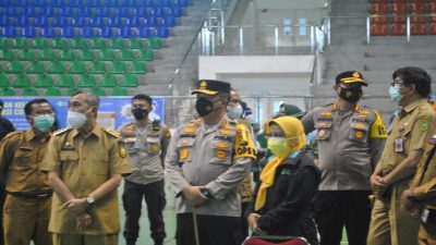 Kapolresta Pekanbaru Dampingi Forkopimda Riau Tinjau Pelaksanaan Vaksin Massal