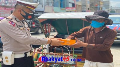 Jumat Berkah, Polres Inhil Kembali Bagikan Nasi Kotak Kepada Tukang Becak dan Tukang Ojek