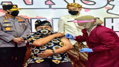 Bersama Wali Kota Solo, Kapolri Tinjau Vaksinasi Dosen dan Pemuka Lintas Agama