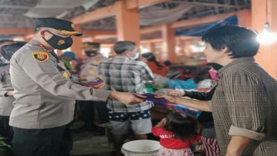 Kapolresta Cek Posko PPKM dan Bagikan 1000 Masker-Face Shield Gratis ke Pedagang dan Pengunjung Pasar Lima Puluh
