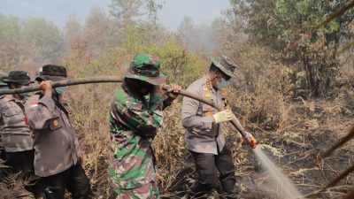 Berikan Motivasi, Kapolda dan Istri Ikut Berjibaku Padamkan Karhutla Di Tanjung Kapal-Rupat Bengkalis