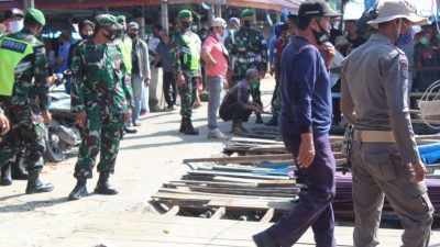 Kodim 0314 dan Polres Inhil Back Up Petugas Satpol PP Menertibkan Bangunan Liar Dipasar Terapuung