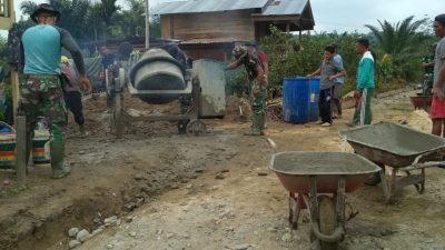 Satgas TMMD Ke 110 Bersama Masyarakat Bekerja Dibawah Terik Matahari Demi Menyelesaikan Target Semenisasi Jalan