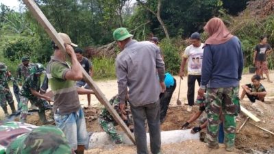Satgas TMMD Memasang Gorong-Gorong Pada Pengerjaan Sasaran Semenisasi