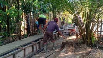 Cuaca Sempat Gerimis, Satgas TMMD ke-110 Tetap di Laksanakan Pengecoran Drainase