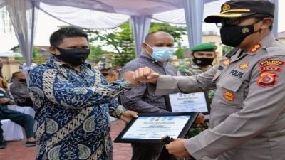 Kapolres Langsa Bersama Forkopimda Serahkan Penghargaan Gampong Alue Berawe Tangkap 3 Pengguna Sabu