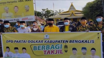 Ketua DPD II Partai Golkar Bengkalis Berbagai Takjil