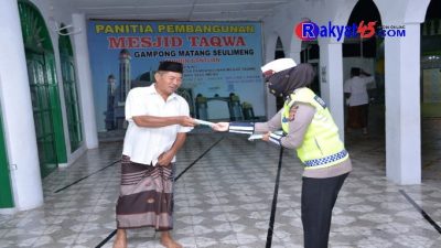 Jajaran Polres Langsa Bagikan Masker untuk Jama’ah Shalat Ba’da Tarawih