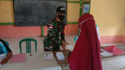 Satgas Pamtas Yonif 642/Kapuas Bantu Kegiatan Pemberian Santunan LKD Kepada Warga