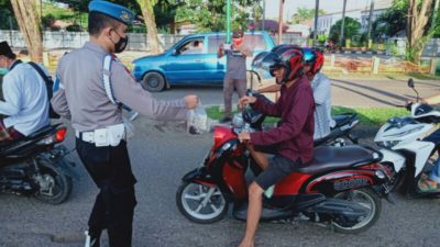 Kapolres Merangin Berbagi Takjil dan Masker Dalam Rangka Menyambut Bulan Suci Ramadhan