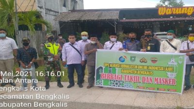 Bersama TNI dan POLRI, DPC-AJOI Bengkalis Bagi Takjil dan Masker Pada Penggunaan Jalan