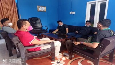 Jelang Berbuka Puasa, Ketua DPRD dan Ketua IWO Inhil Berbincang Santai di Sekretariat IWO