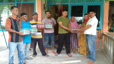 Program Pribadi Iskandar Izhar Beri Paket Lebaran ke Warga Senggoro Yang Kurang Mampu