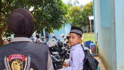 Team 1 Srikandi Squad-01 Polres Merangin Kembali Patroli dan Membagikan Masker