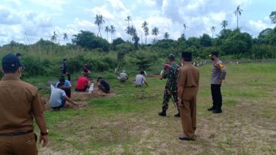 57 Pelanggar Prokes Di Inhil , Diberi Sanksi Bersihkan Makam Covid-19