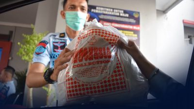Melalui Drive Thru, Rutan Pekanbaru Membuka Layanan Penitipan Paket Hari Raya Idul Fitri