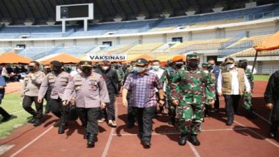 Tinjau Vaksinasi di Bandung, Panglima dan Kapolri Berharap Program Vaksinasi Presiden 1 Juta 1 Hari Tercapai