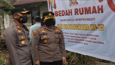 Sempena HUT Bhayangkara ke 75, Kapolres Bersama Waka Polres Bengkalis Ikut Kegiatan Bedah Rumah di Jalan Badariah
