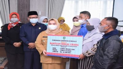 Bupati Bersama Ketua DPRD Bengkalis Serahkan Bantuan Usaha Ekonomi Produktif Kepada 26 Kelompok KUBE