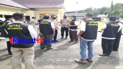 HUT Bhayangkara Ke 75 , Polres Merangin Bersama Pokdar Kamtibmas Bagikan 1000 Masker Gratis