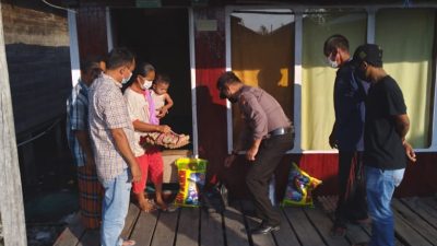 Anggota DPRD Inhil Aswan ST Bersama Kapolsek Concong Berikan Bantuan Kepada Keluarga Terkonfirmasi Covid-19