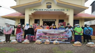 Silaturahmi Ke Mapolsek Teluk Belengkong dan Pulau Burung, Kapolres Inhil Salurkan Sembako Kepada Masyarakat