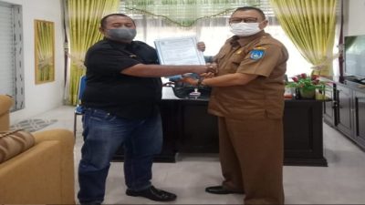 Kesbangpol Menyerahkan Bukti Keapsahan Kepengurusan FPII Korwil Langsa