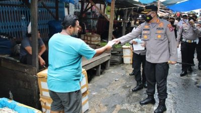 Cegah Penularan Covid-19, Kapolresta Pekanbaru Perintahkan Personilnya Berikan Himbauan Prokes dan Bagikan Masker