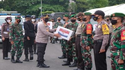 Berjuang Bersama Melawan Covid-19, Kapolda Bersama Danrem Lepas Penyerahan 503 Paket Bansos