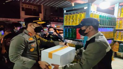 Malam – Malam Kapolres Inhil Bagikan Paket Bansos