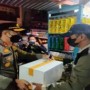 Malam - Malam Kapolres Inhil Bagikan Paket Bansos Kepada Pedagang Kaki Lima