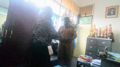 Waisimon Serahkan Bantuan Hibah ADB ke Sejumlah SMK di Papua