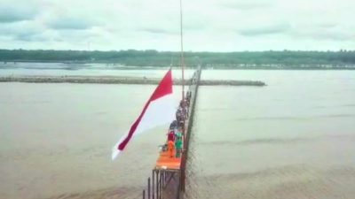 HUT Kemerdekaan RI ke-76, LSM-IPMPL Kibar Sang Saka Merah Putih di Ujung Jambatan Pantai Wisata Raja Kecik